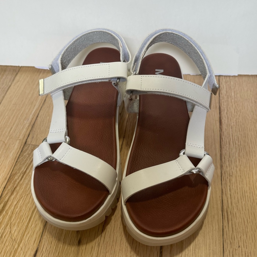 MIA size 6 white sandal